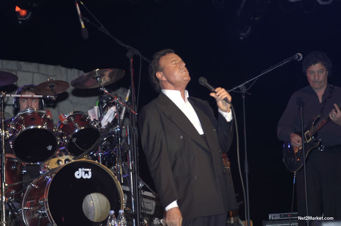 Julio Iglesias - Air Jamaica Jazz & Blues 2005 - The Art Of Music - Cinnamon Hill Golf Course, Rose Hall, Montego Bay - Negril Travel Guide, Negril Jamaica WI - http://www.negriltravelguide.com - info@negriltravelguide.com...!