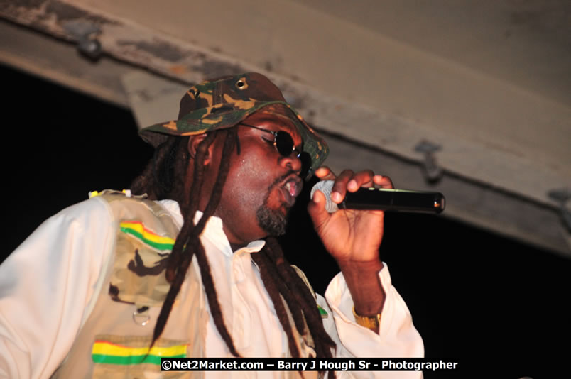 Beenie Man - Live in Concert, plus Hiyah Grade Band @ The Sunset Show @ Negril Escape Resort and Spa, Tuesday, February 3, 2009 - Live Reggae Music at Negril Escape - Tuesday Nights 6:00PM to 10:00 PM - One Love Drive, West End, Negril, Westmoreland, Jamaica W.I. - Photographs by Net2Market.com - Barry J. Hough Sr, Photographer/Photojournalist - The Negril Travel Guide - Negril's and Jamaica's Number One Concert Photography Web Site with over 40,000 Jamaican Concert photographs Published -  Negril Travel Guide, Negril Jamaica WI - http://www.negriltravelguide.com - info@negriltravelguide.com...!