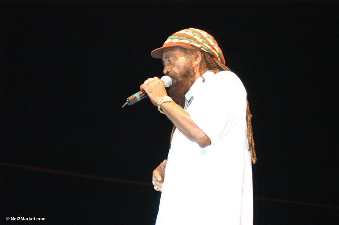 John Holt - Red Stripe Reggae Sumfest 2005 - Rockers Night - July 20th, 2005 - Negril Travel Guide, Negril Jamaica WI - http://www.negriltravelguide.com - info@negriltravelguide.com...!