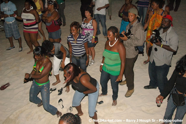 Red Stripe Reggae Sumfest 2007 - Beach Party - Tropical Beach - Sunday, July 15, 2007 - FAB 5 + Z Liquid - zip 103 fm - DJ Marvin - fame 95 fm - Craig Ross - Pieces  - Wyclef Refuge all-Star Sound System - Tropical Beach, Montego Bay, St James, Jamaica W.I. - Negril Travel Guide.com, Negril Jamaica WI - http://www.negriltravelguide.com - info@negriltravelguide.com...!