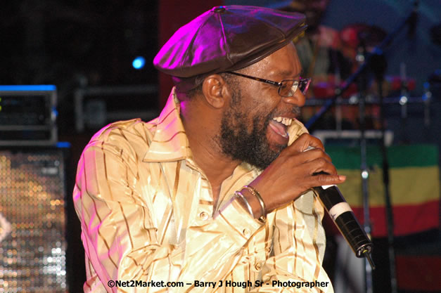 Beres Hammond - Red Stripe Reggae Sumfest 2007 - Zenith - Saturday, July 21, 2007 - Catherine Hall, Montego Bay, St James, Jamaica W.I. - Negril Travel Guide, Negril Jamaica WI - http://www.negriltravelguide.com - info@negriltravelguide.com...!