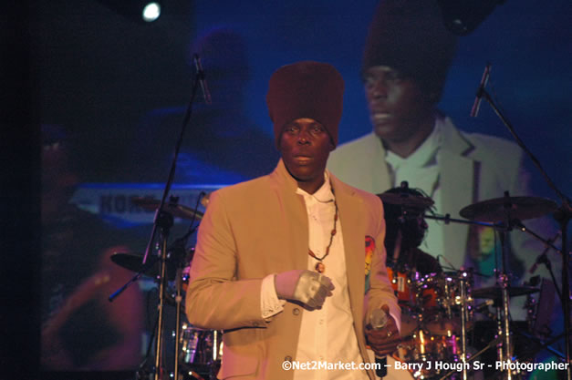 Richie Spice  - Red Stripe Reggae Sumfest 2007 - Zenith - Saturday, July 21, 2007 - Catherine Hall, Montego Bay, St James, Jamaica W.I. - Negril Travel Guide, Negril Jamaica WI - http://www.negriltravelguide.com - info@negriltravelguide.com...!