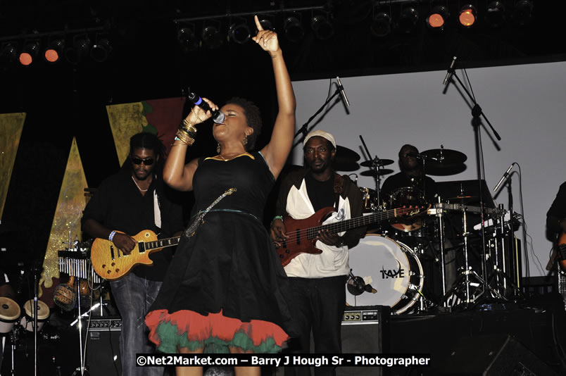 Etana @ Red Stripe Reggae Sumfest 2008 International Night 2, Catherine Hall, Montego Bay - Saturday, July 19, 2008 - Reggae Sumfest 2008 July 13 - July 19, 2008 - Photographs by Net2Market.com - Barry J. Hough Sr. Photojournalist/Photograper - Photographs taken with a Nikon D300 - Negril Travel Guide, Negril Jamaica WI - http://www.negriltravelguide.com - info@negriltravelguide.com...!