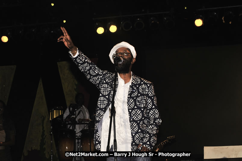 Beres Hammond @ Reggae Sumfest 2008 International Night 2, Catherine Hall, Montego Bay - Saturday, July 19, 2008 - Reggae Sumfest 2008 July 13 - July 19, 2008 - Photographs by Net2Market.com - Barry J. Hough Sr. Photojournalist/Photograper - Photographs taken with a Nikon D300 - Negril Travel Guide, Negril Jamaica WI - http://www.negriltravelguide.com - info@negriltravelguide.com...!