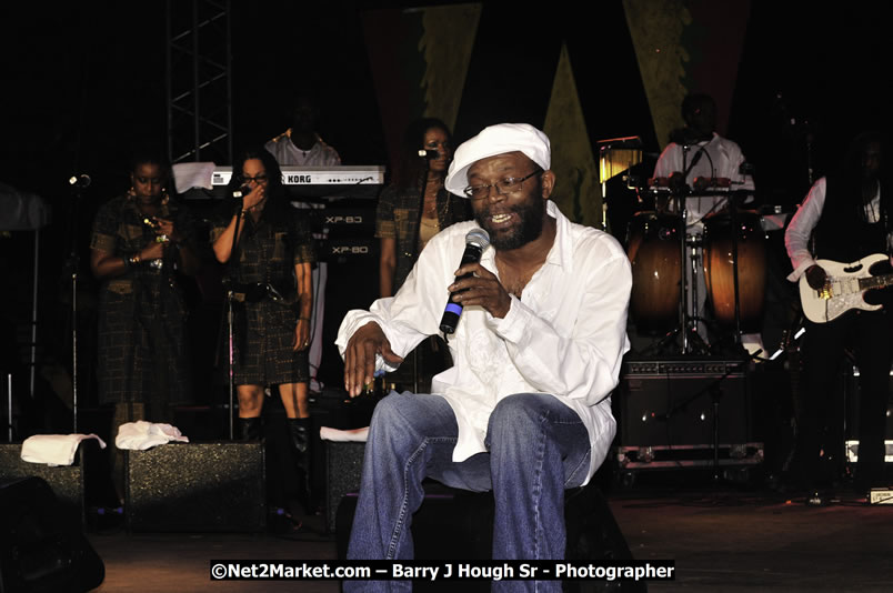 Beres Hammond @ Reggae Sumfest 2008 International Night 2, Catherine Hall, Montego Bay - Saturday, July 19, 2008 - Reggae Sumfest 2008 July 13 - July 19, 2008 - Photographs by Net2Market.com - Barry J. Hough Sr. Photojournalist/Photograper - Photographs taken with a Nikon D300 - Negril Travel Guide, Negril Jamaica WI - http://www.negriltravelguide.com - info@negriltravelguide.com...!