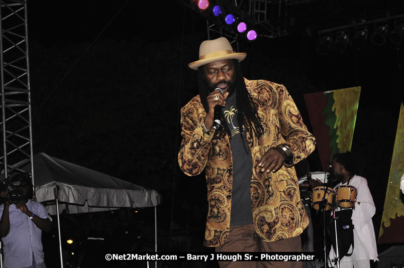 Tarrus Riley @ Reggae Sumfest 2008 International Night 2, Catherine Hall, Montego Bay - Saturday, July 19, 2008 - Reggae Sumfest 2008 July 13 - July 19, 2008 - Photographs by Net2Market.com - Barry J. Hough Sr. Photojournalist/Photograper - Photographs taken with a Nikon D300 - Negril Travel Guide, Negril Jamaica WI - http://www.negriltravelguide.com - info@negriltravelguide.com...!