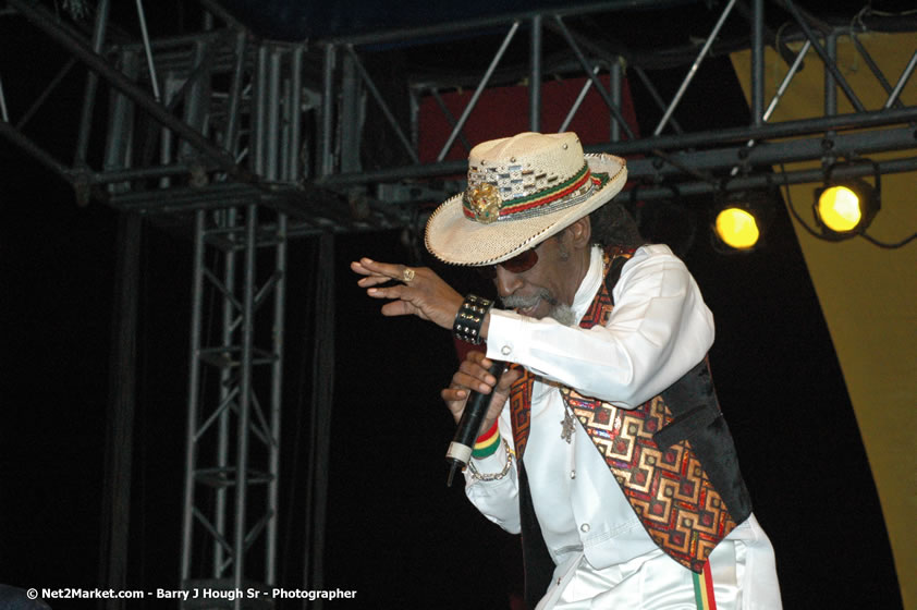 Bunny Wailer - Smile Jamaica, Nine Miles, St Anns, Jamaica - Saturday, February 10, 2007 - The Smile Jamaica Concert, a symbolic homecoming in Bob Marley's birthplace of Nine Miles - Negril Travel Guide, Negril Jamaica WI - http://www.negriltravelguide.com - info@negriltravelguide.com...!