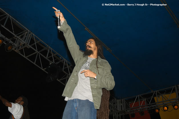 The Marley Brother's - Damian, Stephen, Julian, and Kimani - Smile Jamaica, Nine Miles, St Anns, Jamaica - Saturday, February 10, 2007 - The Smile Jamaica Concert, a symbolic homecoming in Bob Marley's birthplace of Nine Miles - Negril Travel Guide, Negril Jamaica WI - http://www.negriltravelguide.com - info@negriltravelguide.com...!