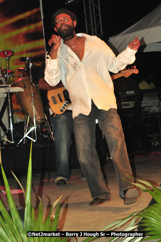 Beres Hammond @ Unite The People An International Reggae Fest, Featuring: Beres Hammond, Coco T, Queen Ifrica, Khalil, Cameal Davis, Iley Dread, Rochelle, Geoffrey Star, Ras Penco, Kool DeLoy, Otis Gayle, J.McKay, Tiney Winey, Venue at Norman Manley Boulevard, Negril, Westmoreland, Jamaica - Saturday, April 4, 2009 - Photographs by Net2Market.com - Barry J. Hough Sr, Photographer/Photojournalist - Negril Travel Guide, Negril Jamaica WI - http://www.negriltravelguide.com - info@negriltravelguide.com...!